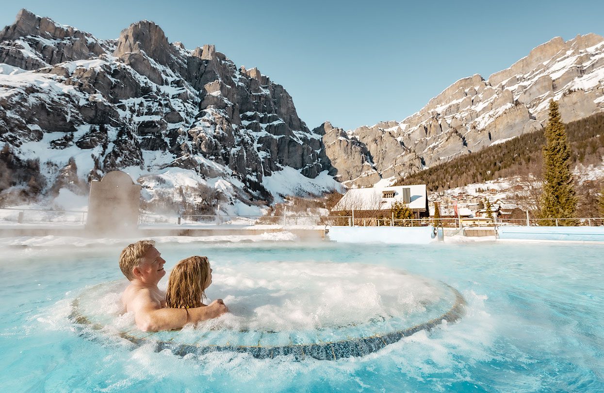 The outdoor whirlpool at Walliser Alpentherme in Leukerbad, image by MyLeukerbad AG